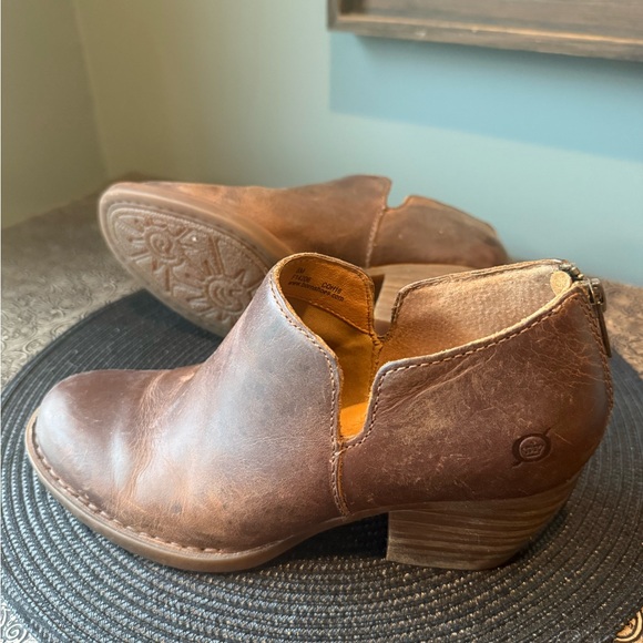 LIKE NEW — Born Chestnut Leather Ankle Booties - Picture 4 of 16